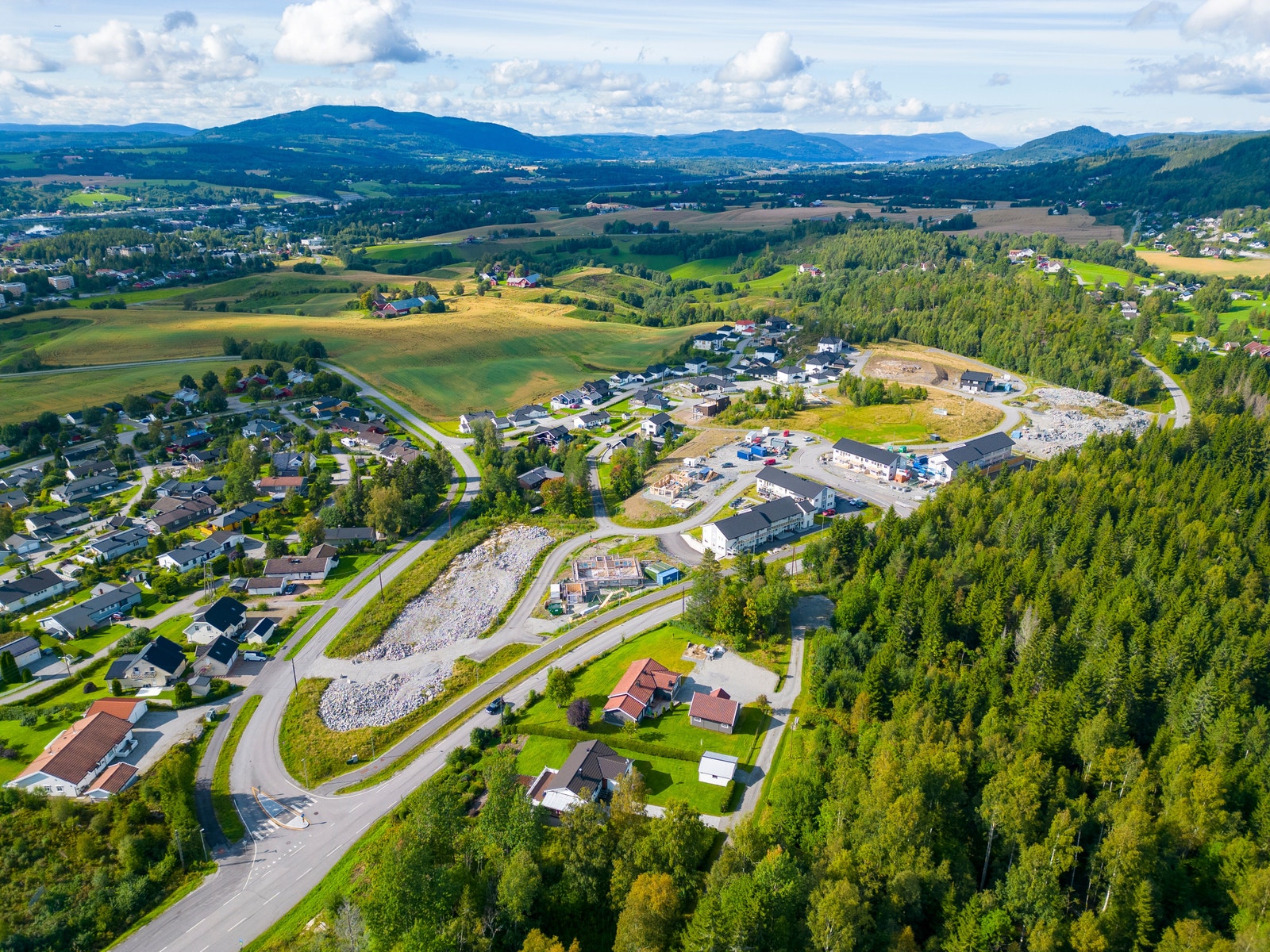 Oversiktsfoto tatt fra sør, foto august 2023. Galleribilde