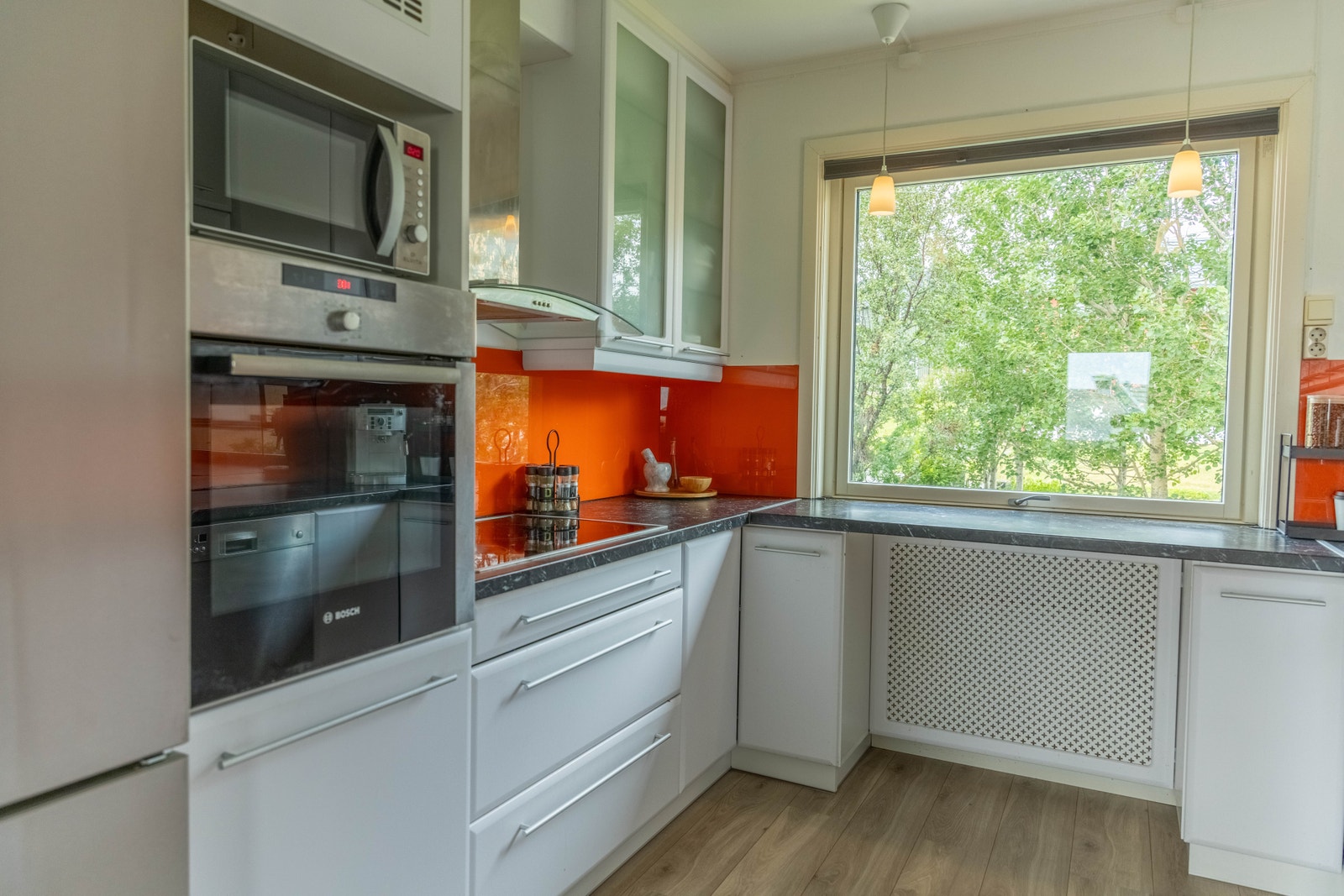 Kjøkkenet er innredet med glatte, hvite fronter og benkeplate av laminat. Kjøkkenet har delvis integrerte hvitevarer. Galleribilde