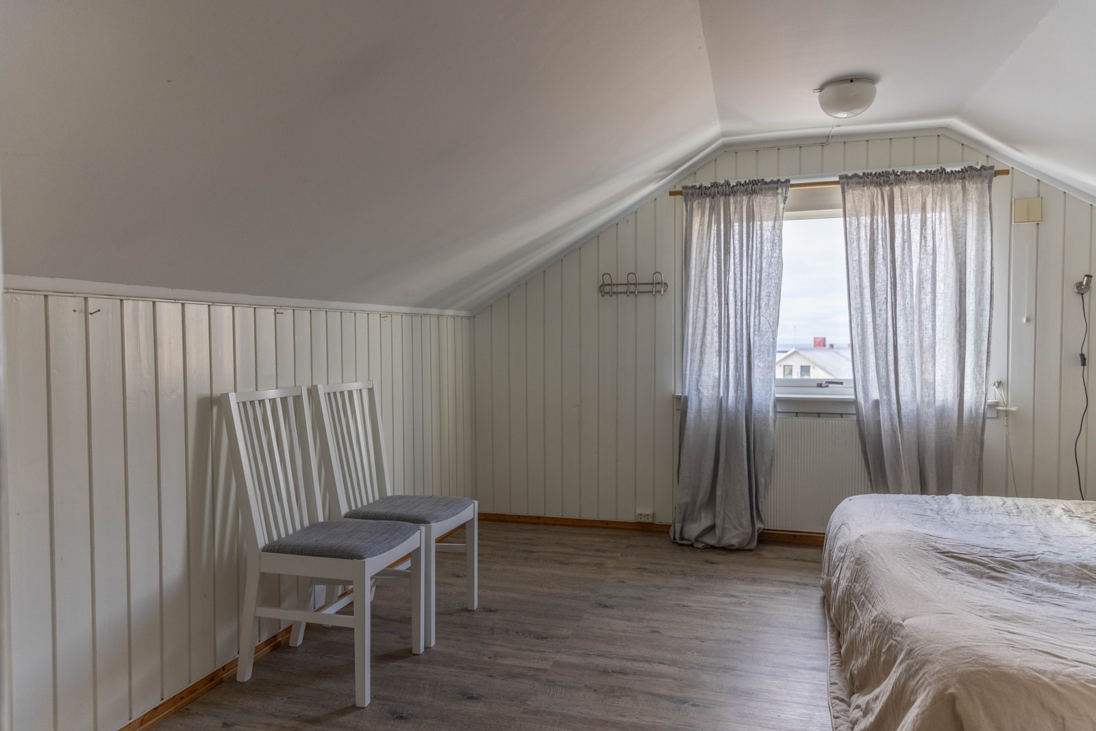 Romslig soverom som passer fint som barnerom eller gjesterom. Galleribilde