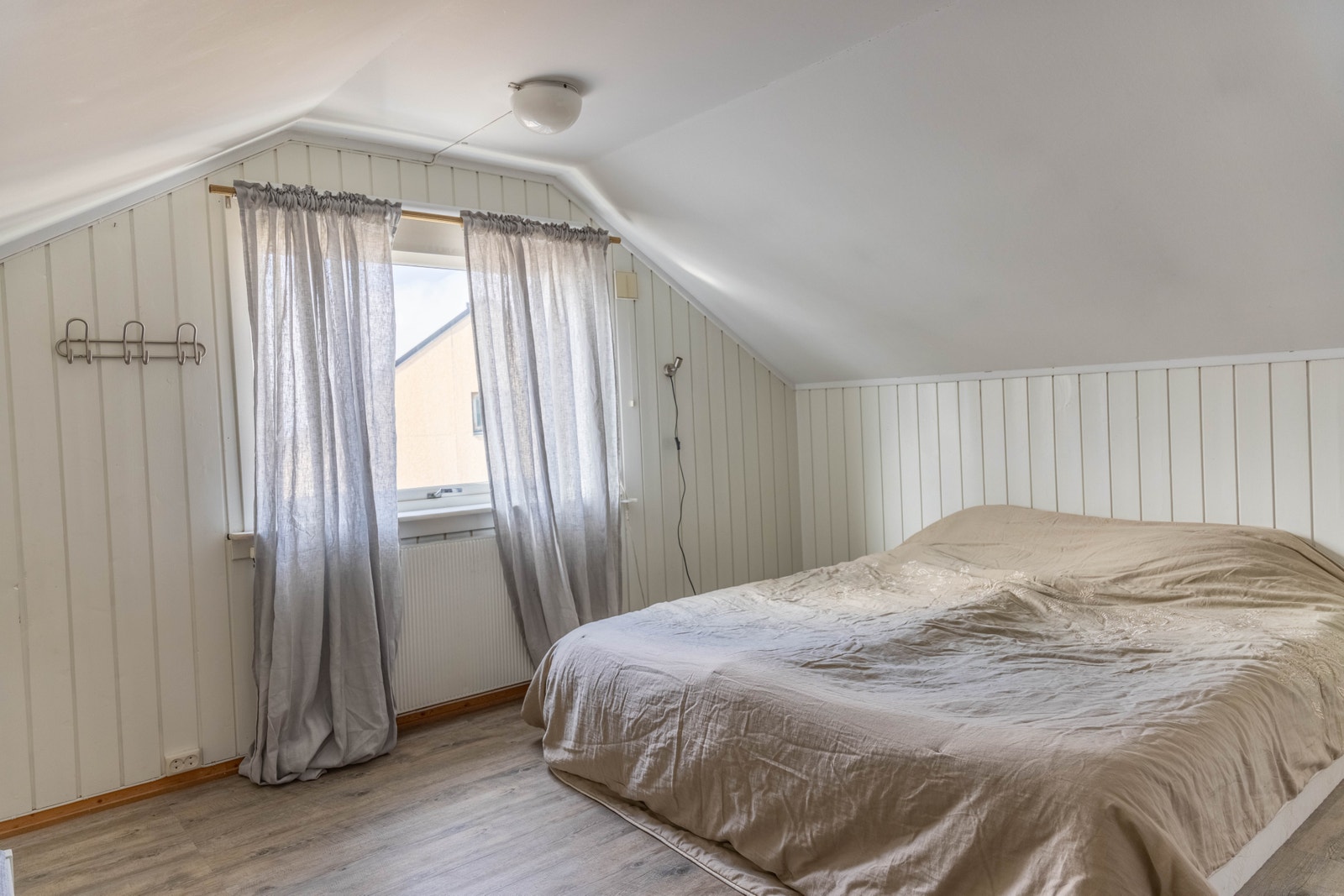 Soverommet i husets fjerde etasje har god plass til dobbeltseng og kommodeløsning. Galleribilde