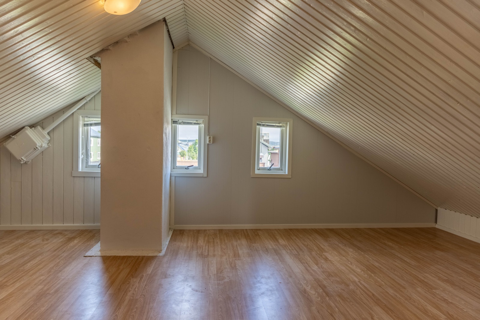 Loftsrom som kan brukes til soverom eller loftsstue. Vinduene er pr. i dag for små til varig oppholdelse. Galleribilde