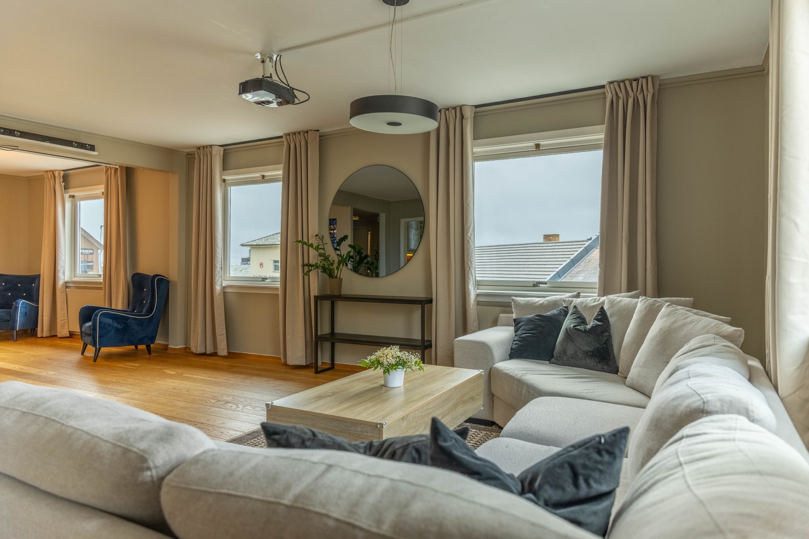 TV-stuen er innredet med prosjektor og sittegruppe. Galleribilde