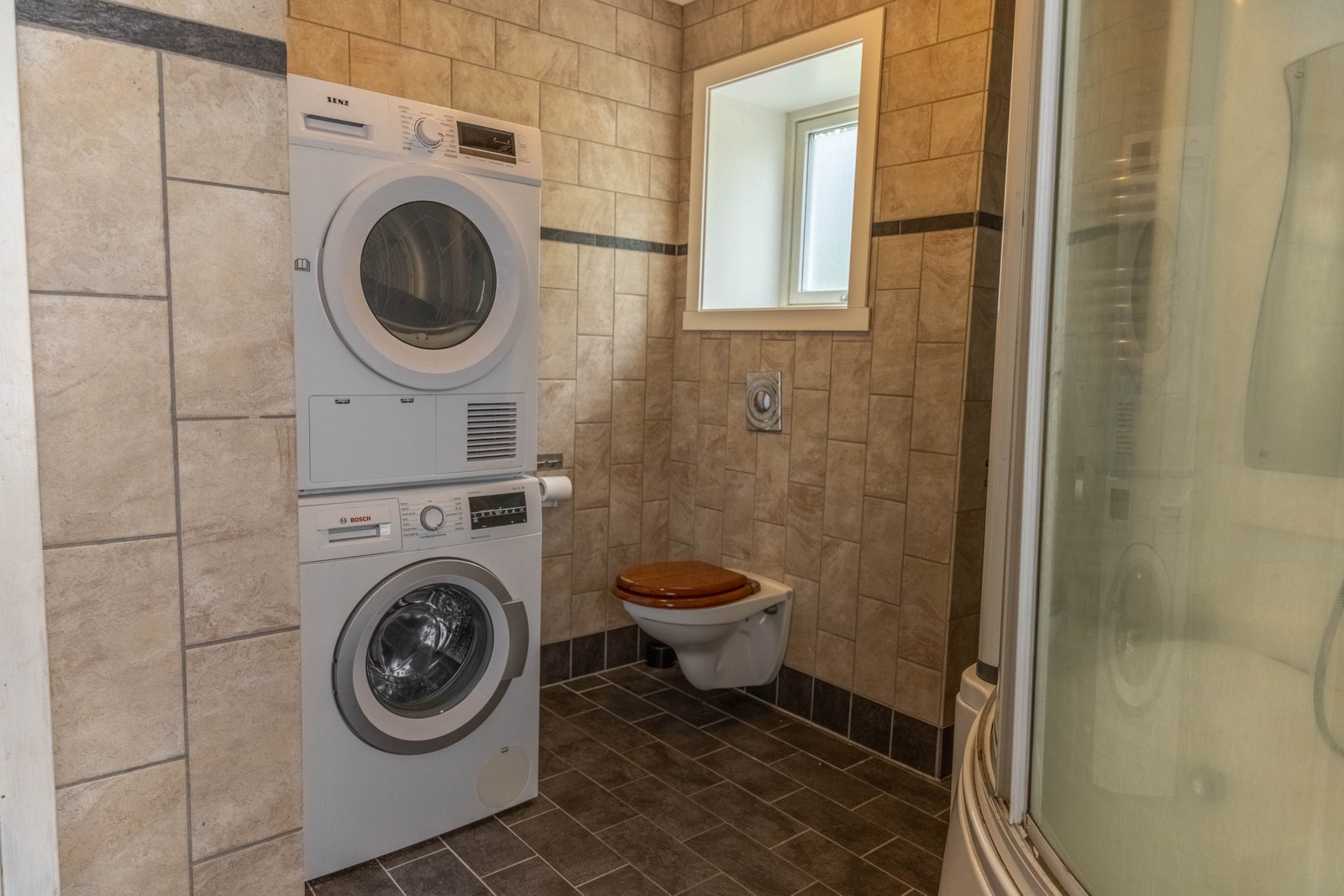 Badet er av god størrelse med fliser på vegger og gulv samt gulvvarme. Galleribilde