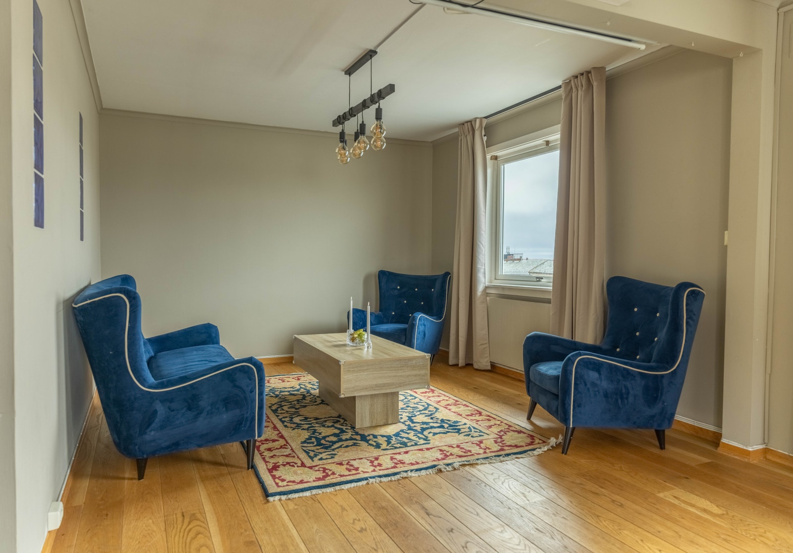 Stua er av god størrelse som gjør det enkelt å innrede i flere forskjellige soner. Galleribilde