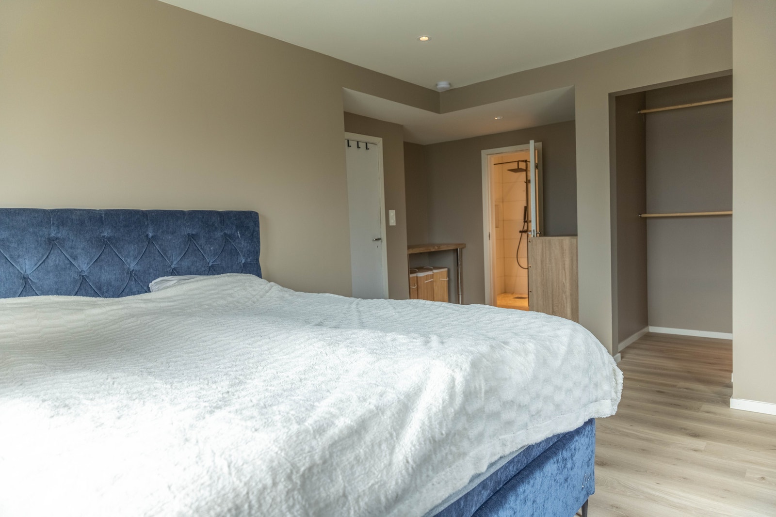 Fra hovedsoverommet har du tilgang til privat bad med tilhørende badstue. Badet ble pusset opp i 2022. Galleribilde