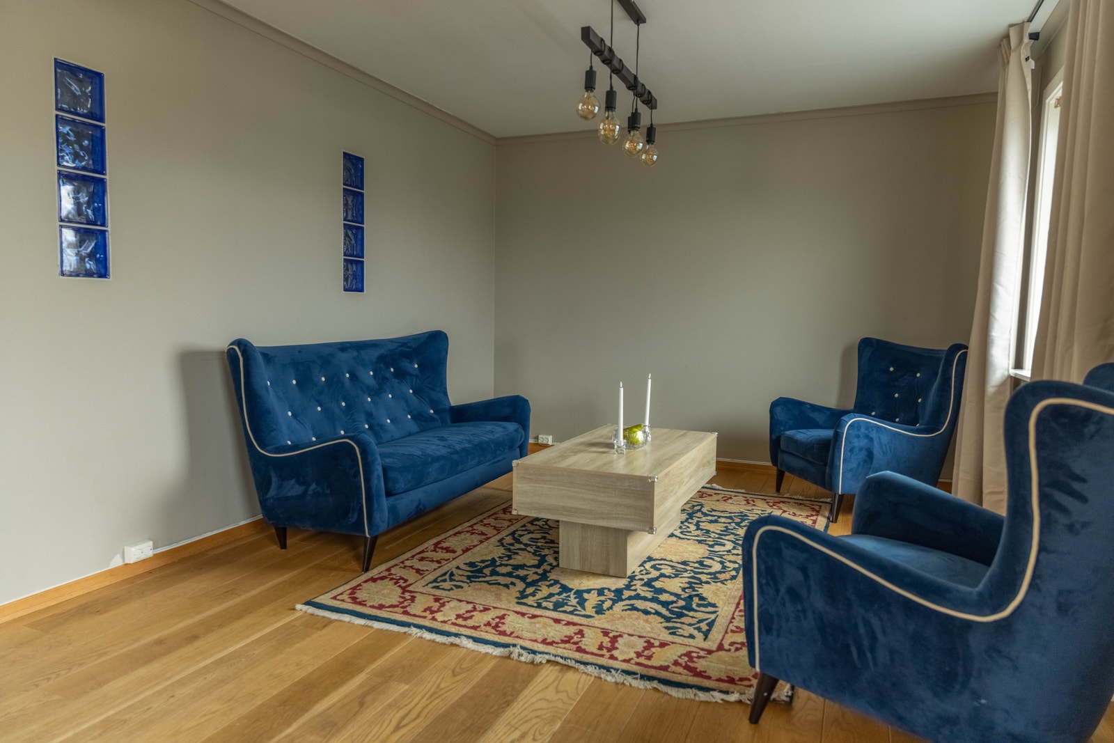 Denne delen av stua kan fint innredes som formell stue eller TV-stue. Galleribilde