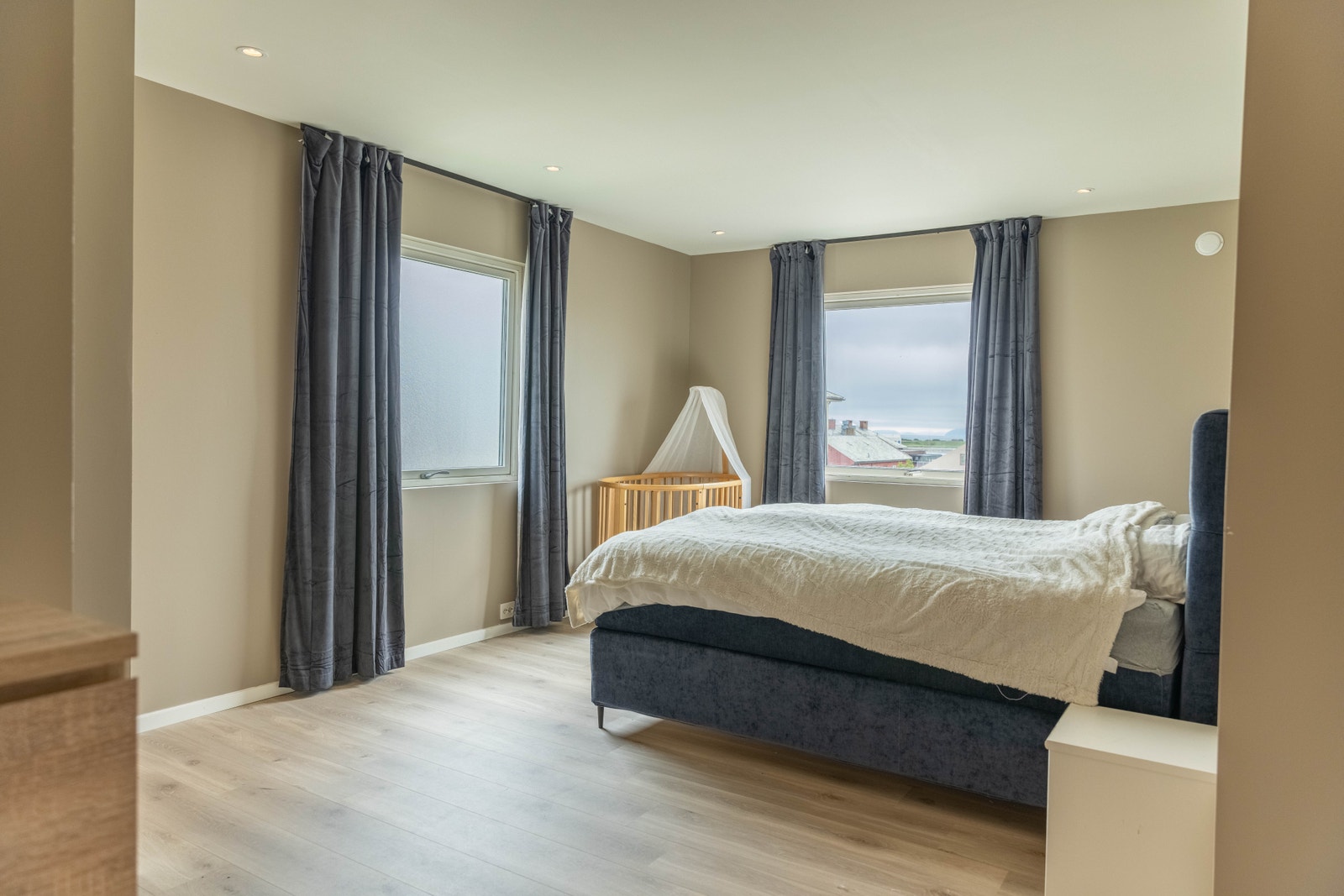 Det er 4 soverom i boligen. Hovedsoverommet har god plass til dobbeltseng med tilhørende nattbord og garderobeløsning. Galleribilde