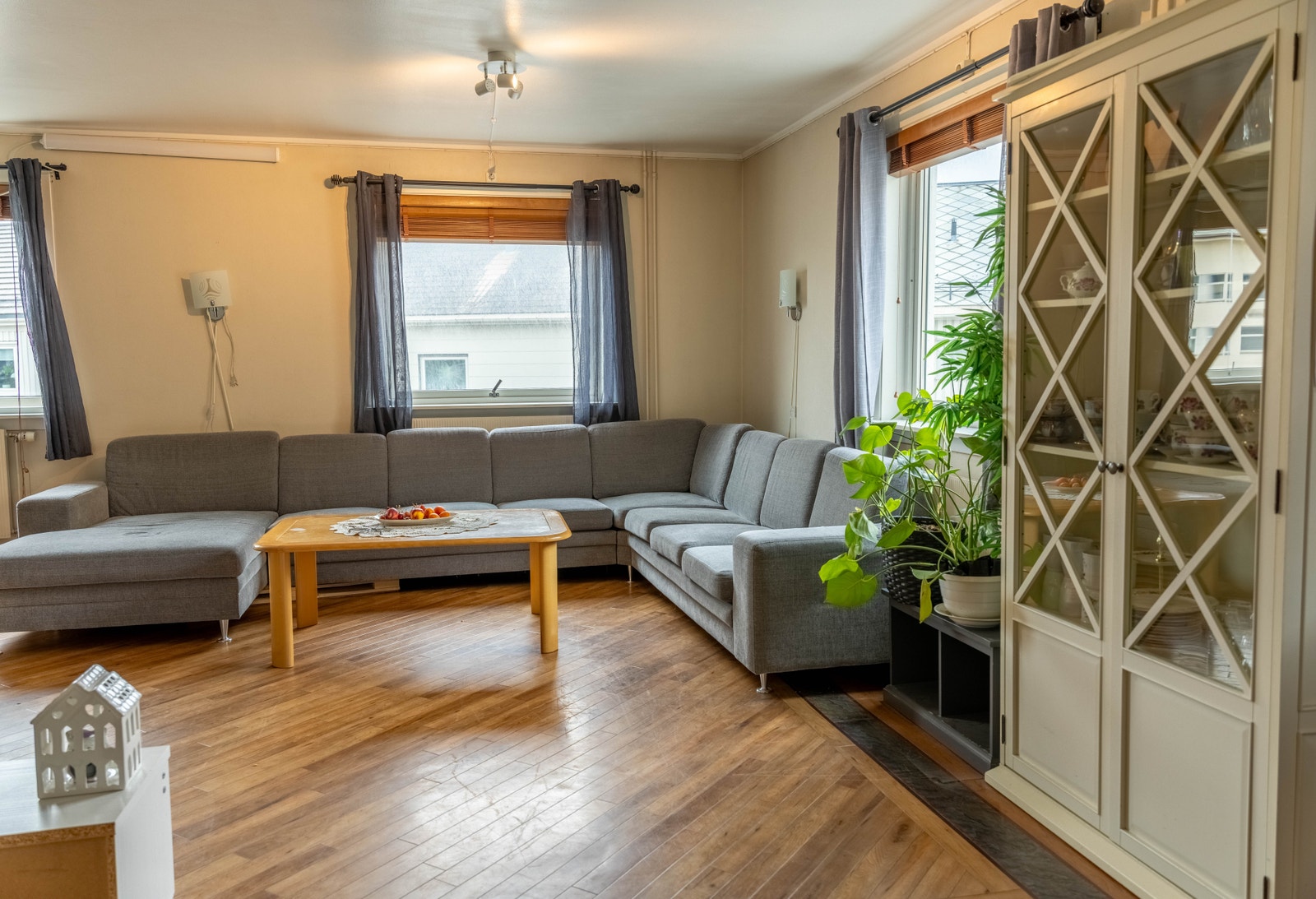 Stuen er lys og luftig og har god plass til TV-møblement, sofagruppe og spisestue. Galleribilde