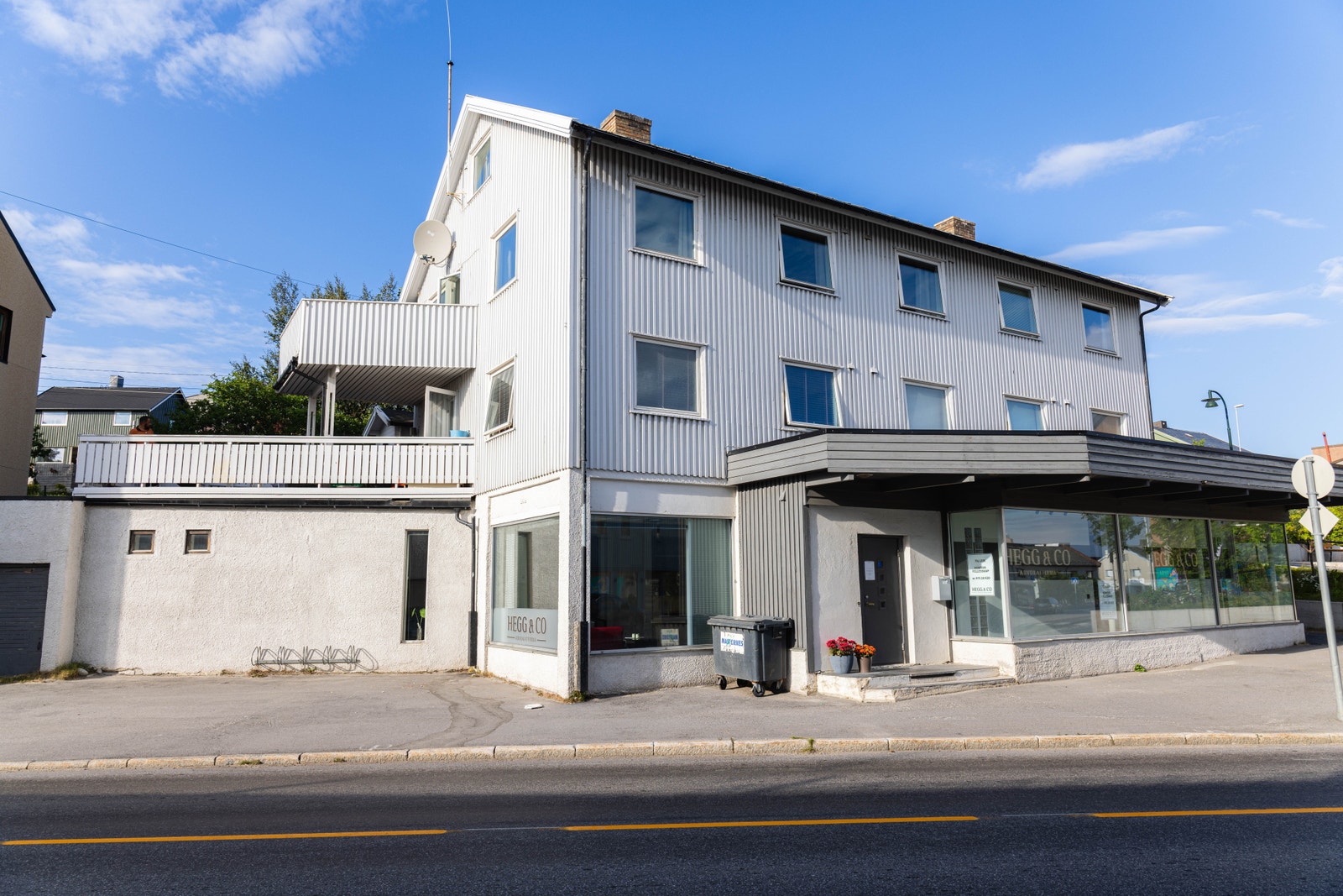 Boligen disponerer en garasjeplass på bakkeplan ved siden kontorlokalet til Advokat Hegg. Galleribilde