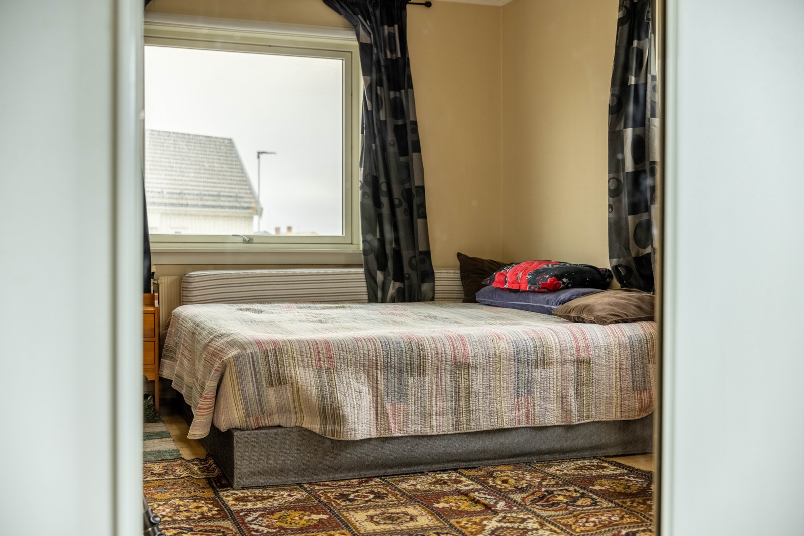 Utleieenheten har 3 soverom av god størrelse med plass til dobbeltseng og garderobeløsning. Galleribilde