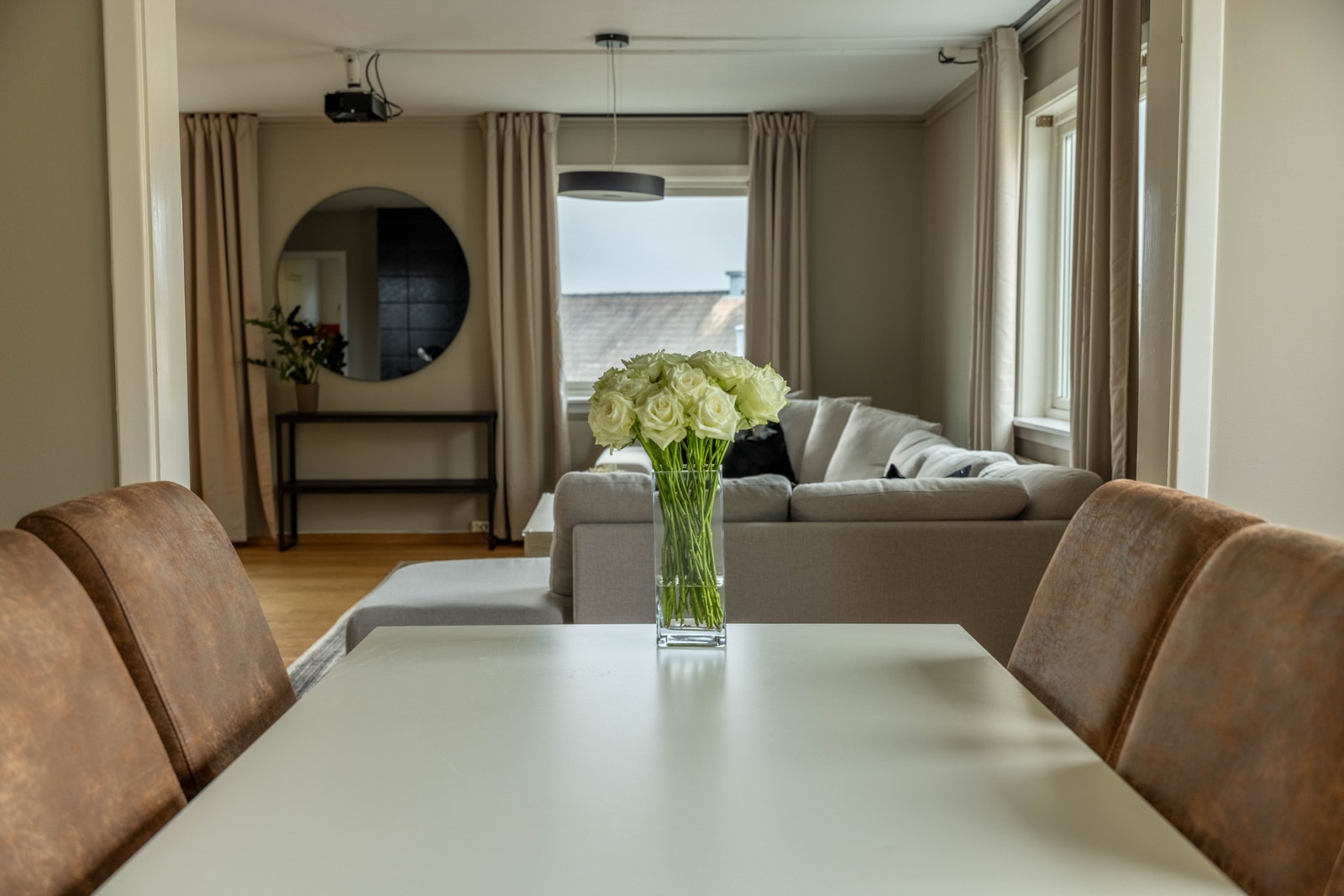 Spisestua ligger fint tilbaketrukket fra stua med utgang til vestvendt balkong. Galleribilde