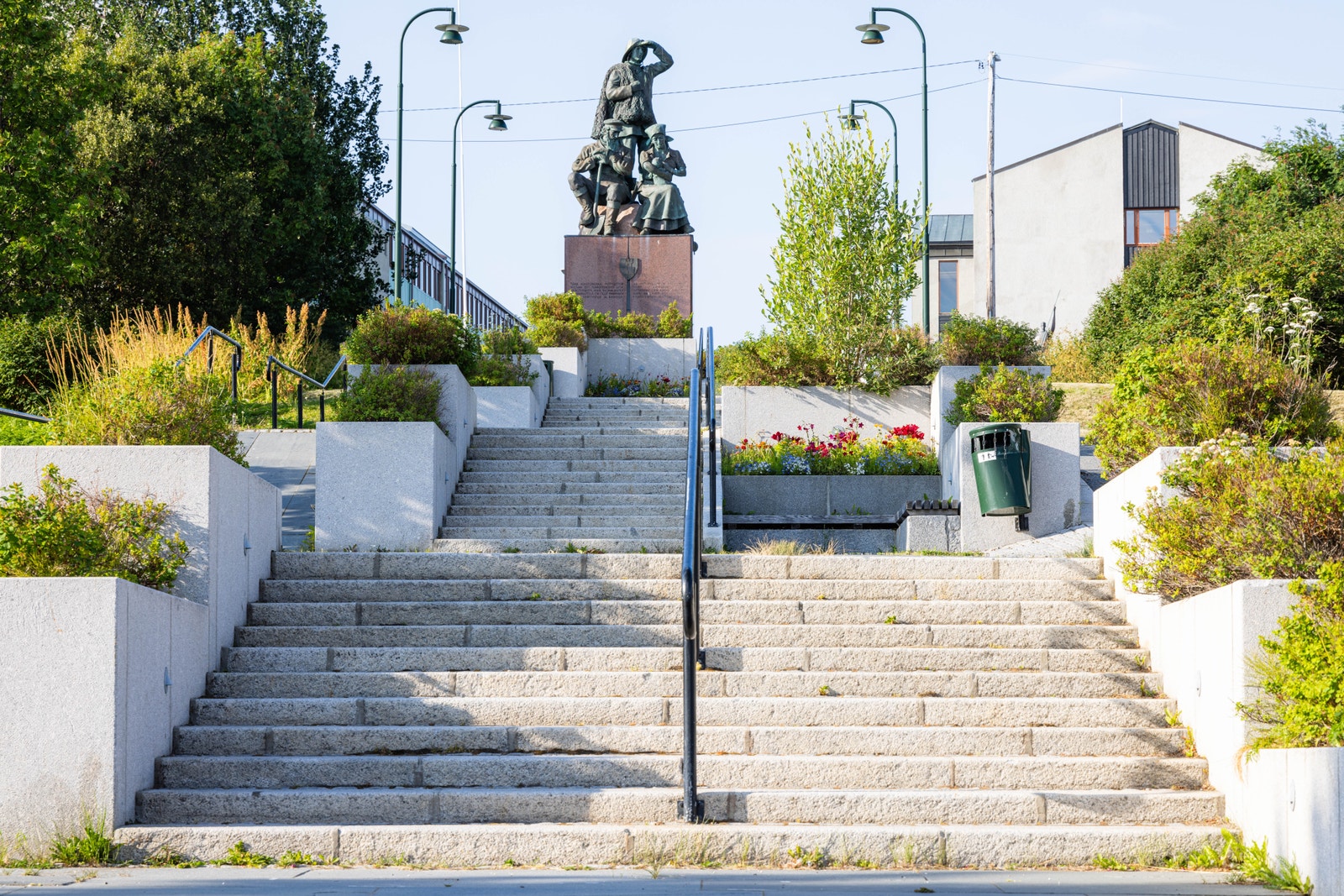 Monumentbakken ligger som nærmeste nabo til huset. Galleribilde