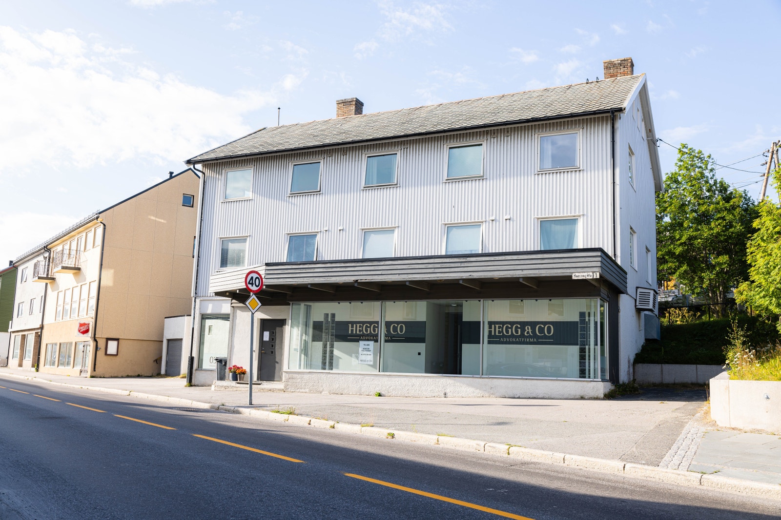 Velkommen til Havnegata 1, en hel tomannsbolig midt i Vadsø sentrum! Galleribilde