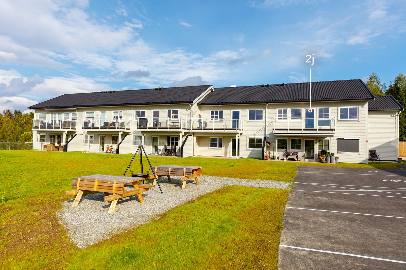 Leiligheten er endeleilighet på 10-mannsboligen (markert på foto) Galleribilde