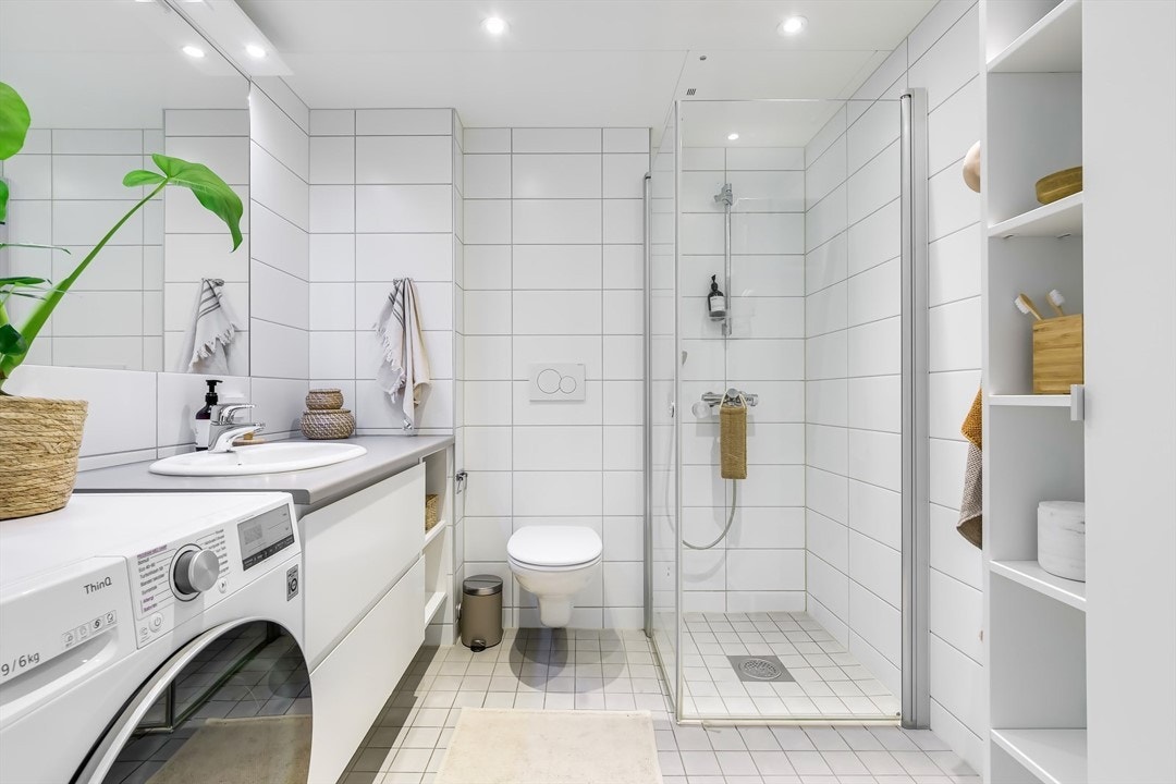 Baderom med vaskemaskin Galleribilde
