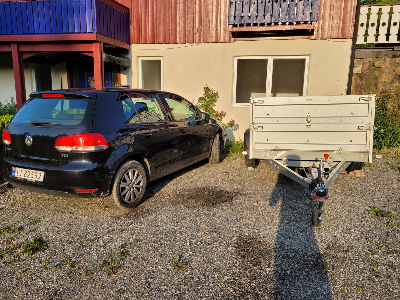 Leietaker disponerer én av parkeringsplassene foran huset. Galleribilde