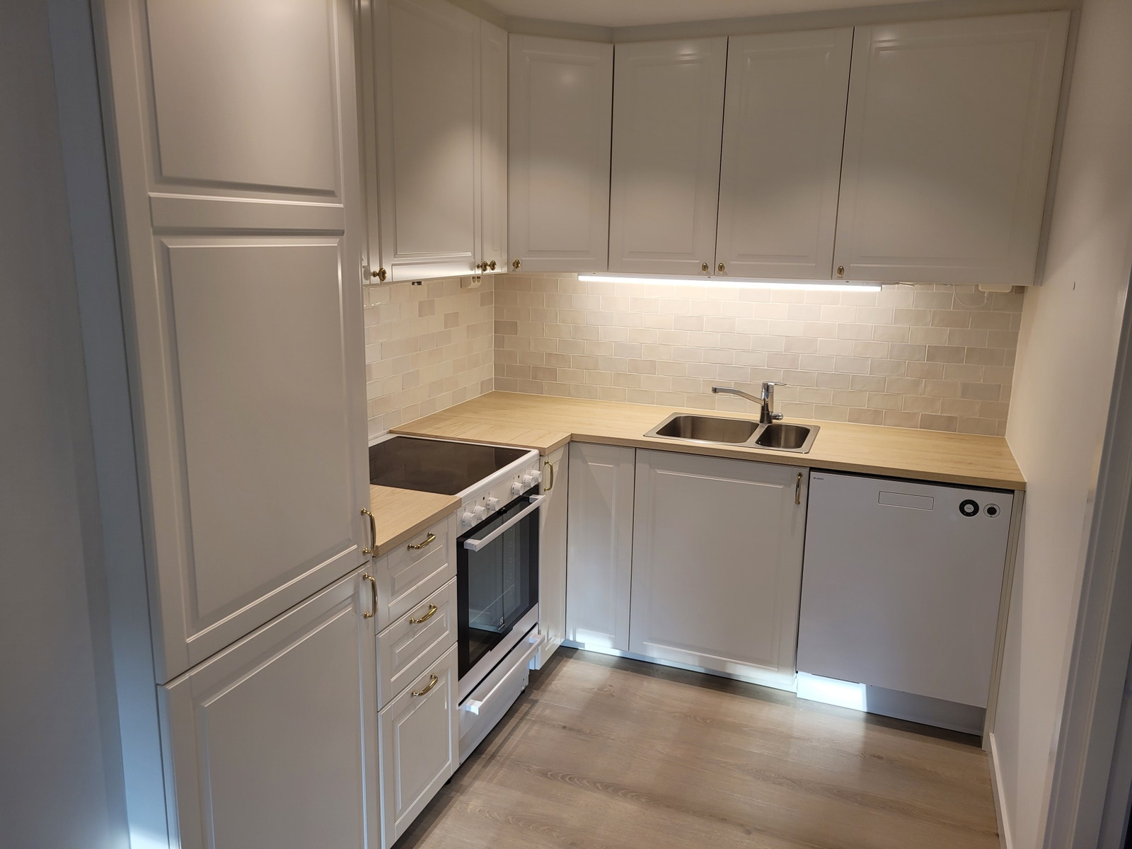 Kjøkken som henger sammen med stua. Hvitevarer kan disponeres av leietaker. Galleribilde