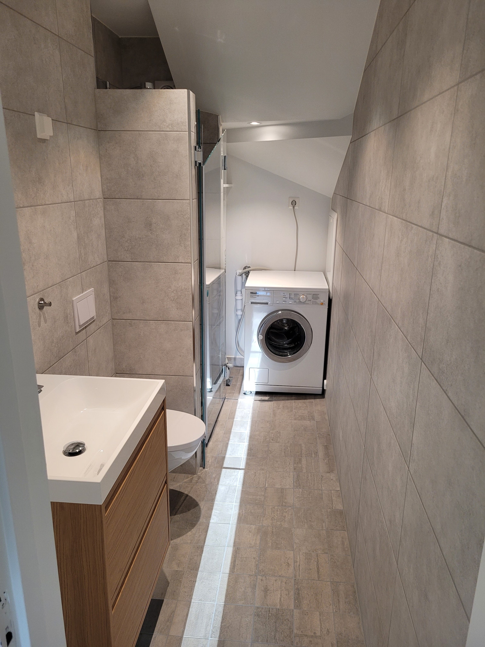 Kompakt, men praktisk bad. Vaskemaskin kan disponeres av leietaker. Galleribilde