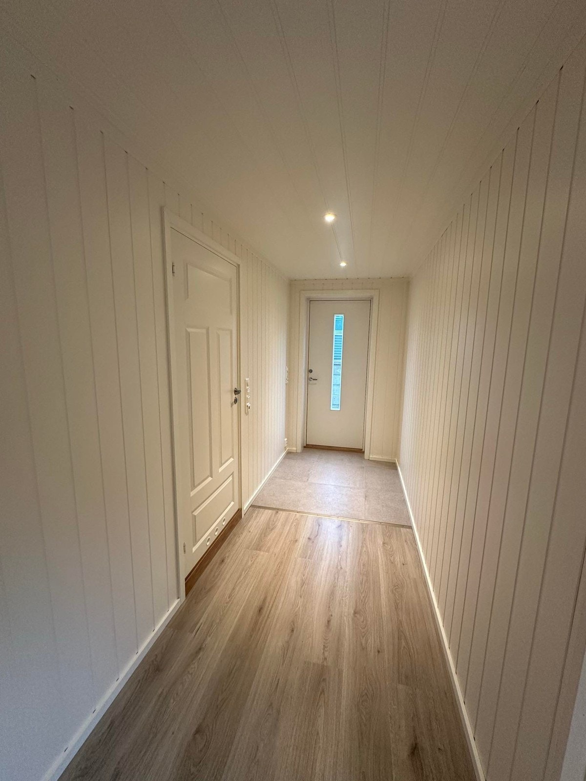 gang med fliser ved inngang Galleribilde