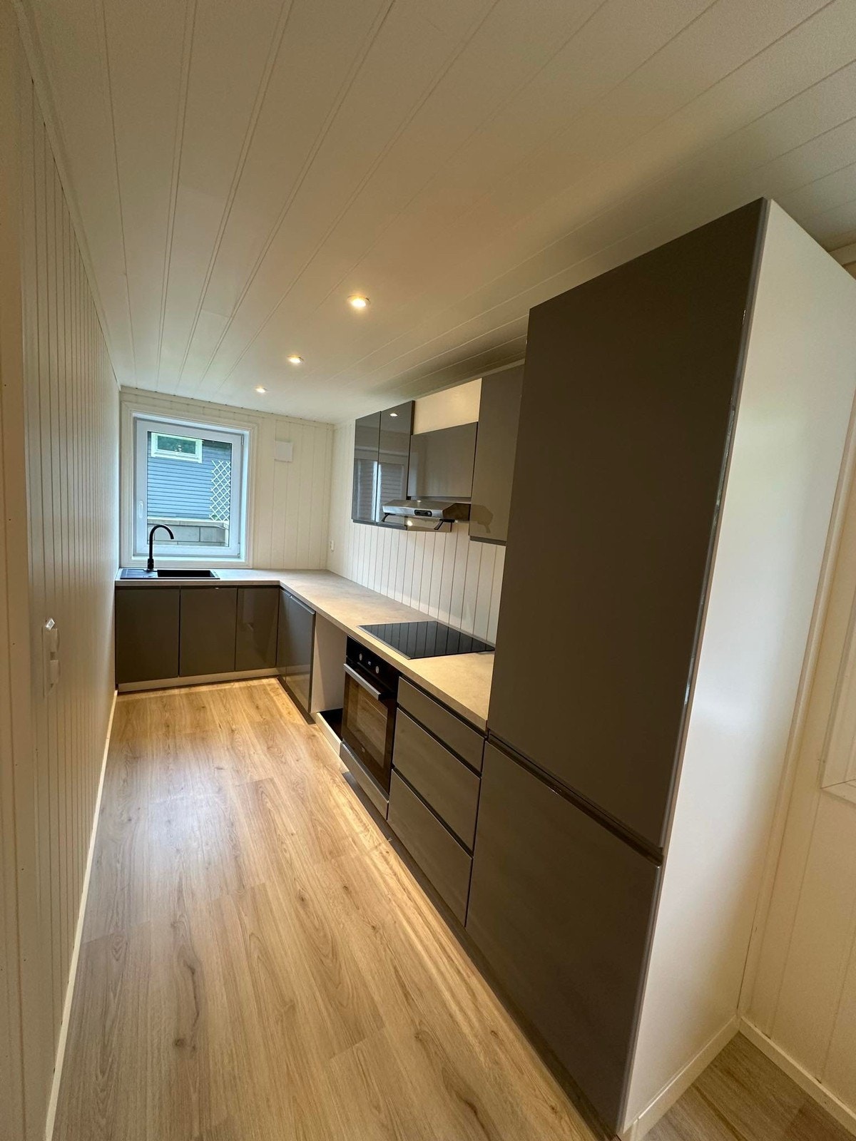 Kjøkken med kjøl/frys og god benkeplass Galleribilde