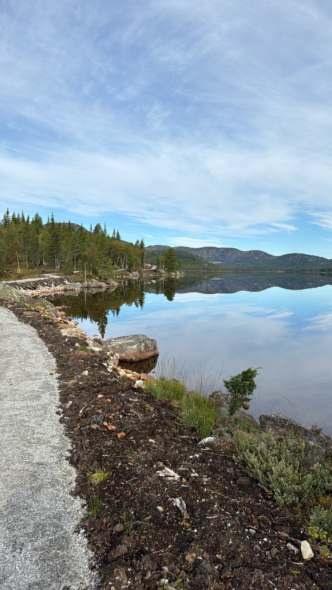Bra tursti langs Birtevatn Galleribilde