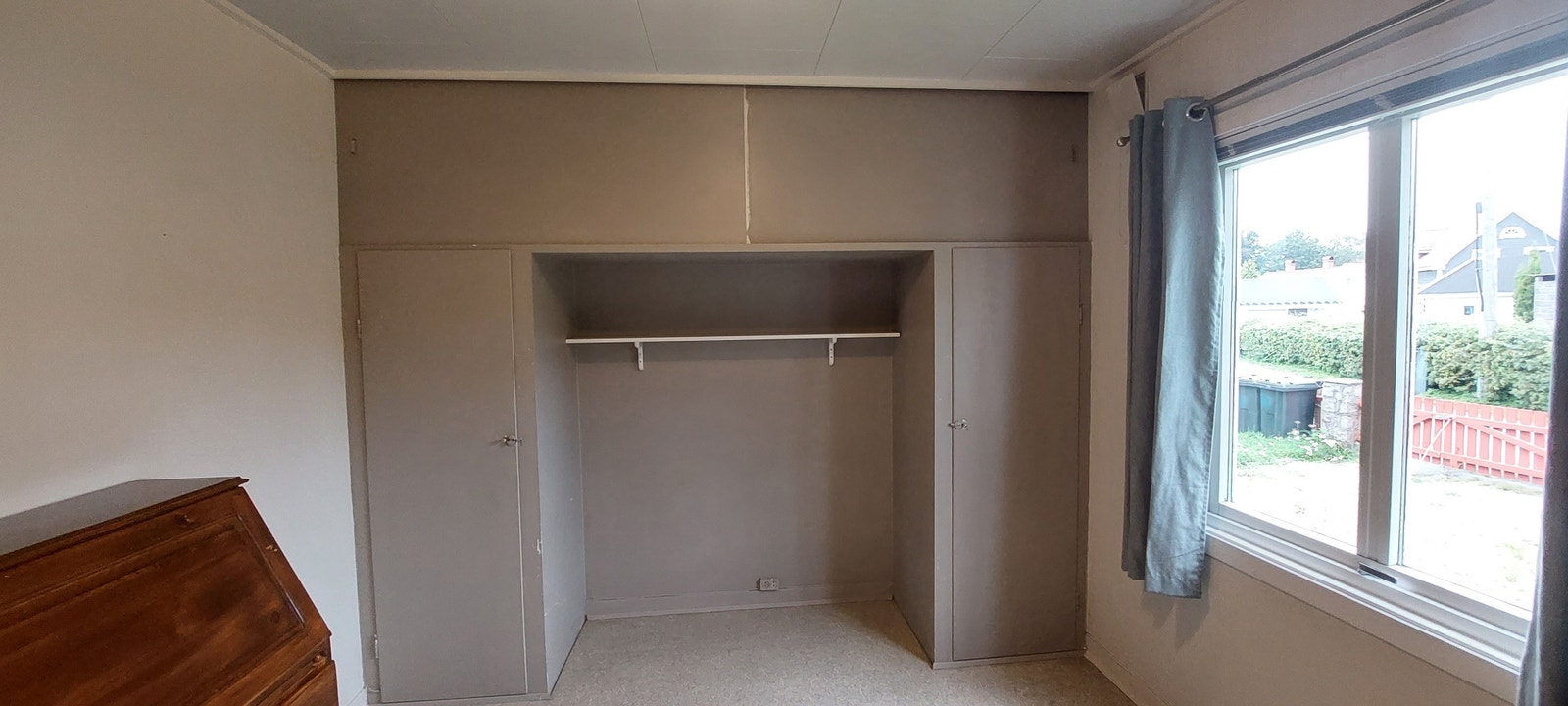 Soverom med integrerte skap Galleribilde