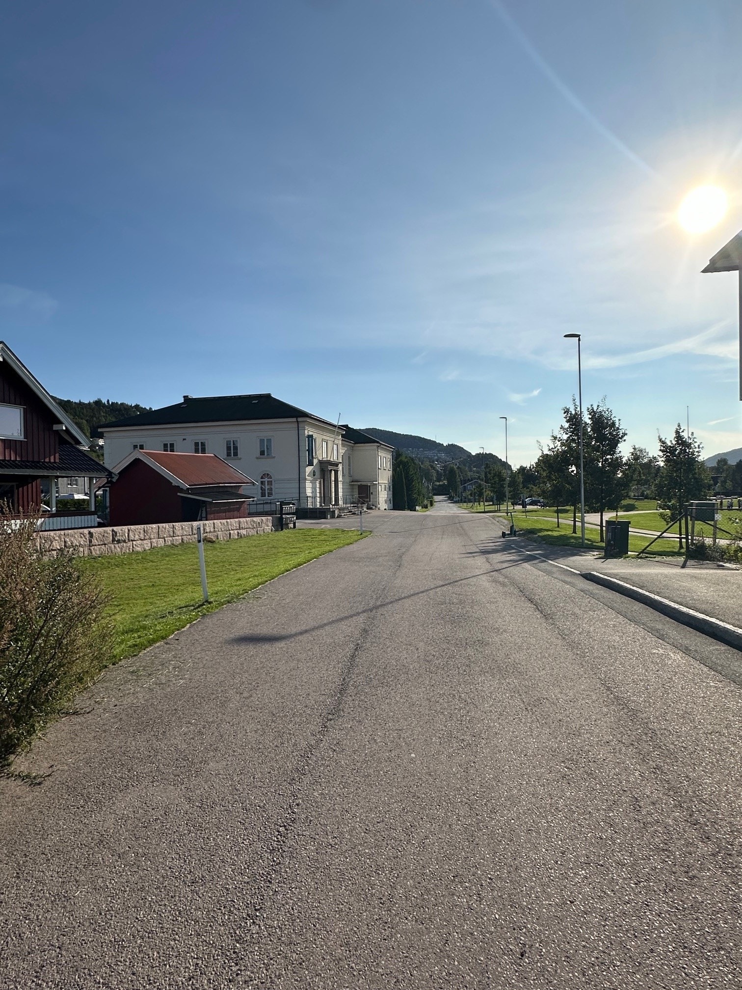 Leilighet sentralt i Krokstadelva i rolig boligstrøk, kort vei til barneskole og servicetilbud. Galleribilde