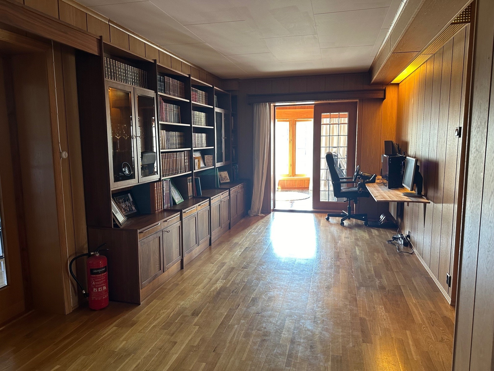 Stue med teak bokhylle Galleribilde