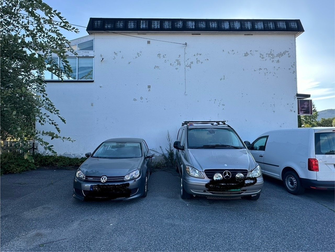 Det følger med 2 parkeringsplasser som blir brøytet vinterstid. Galleribilde