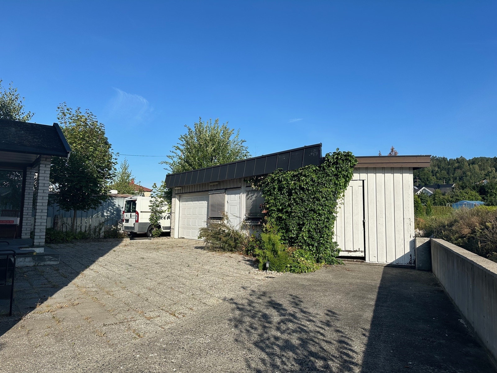 Gårdsplass med boder. Galleribilde