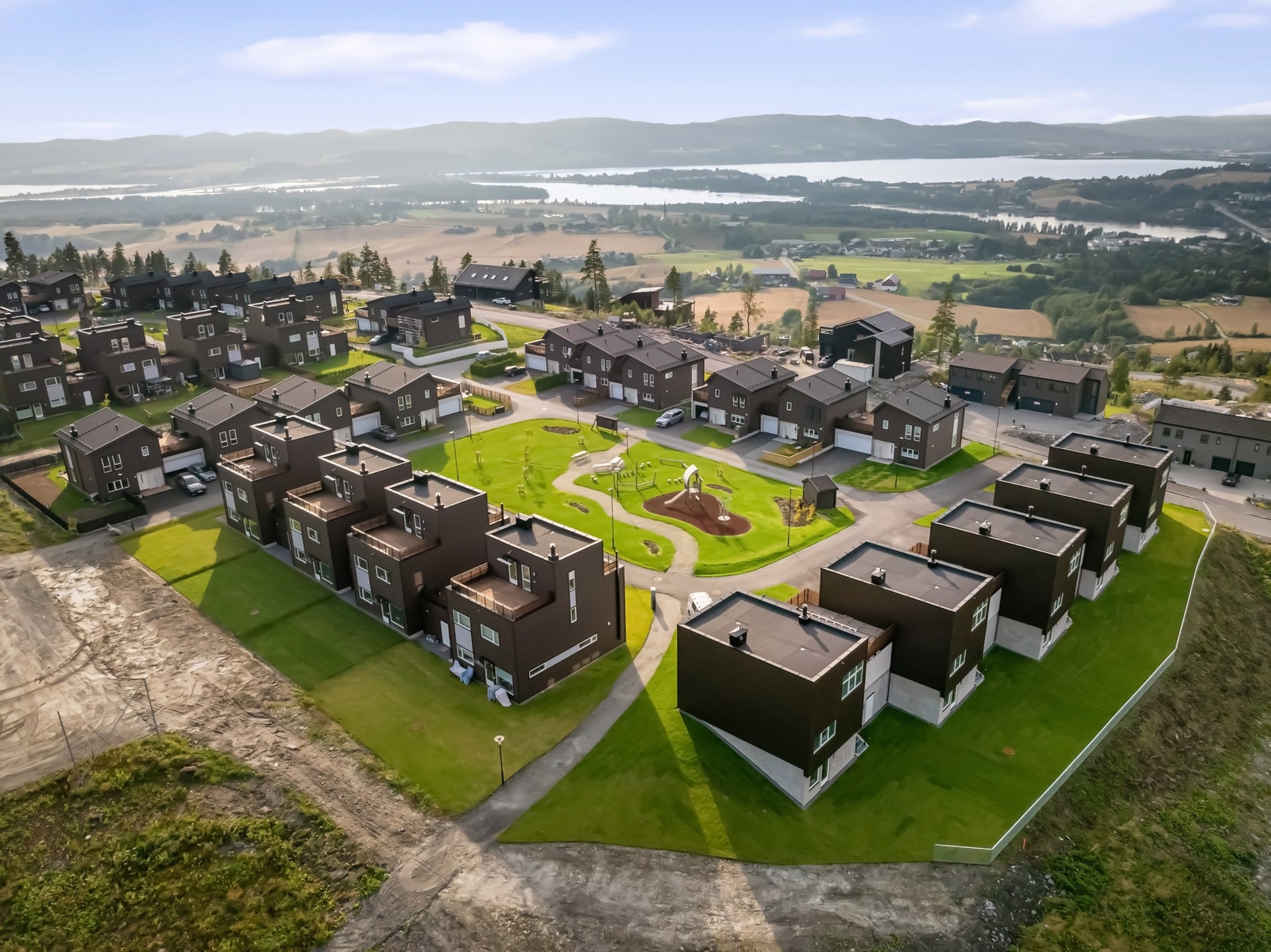 Høyt oppe på Løkenåsen ligger boligene med fantastisk utsikt Galleribilde