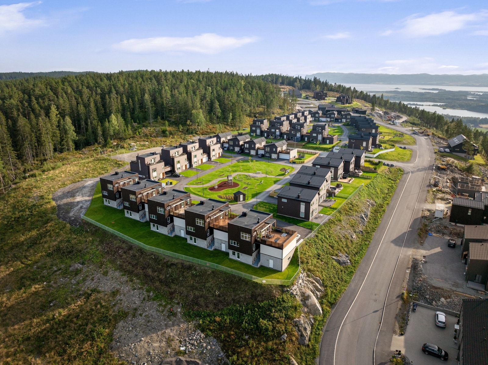 Høyt oppe på Løkenåsen ligger boligene med fantastisk utsikt Galleribilde