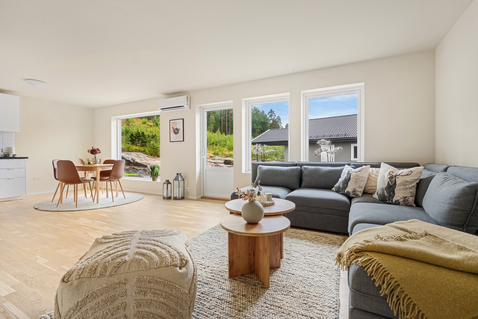 Stue med åpen løsning til kjøkken Galleribilde