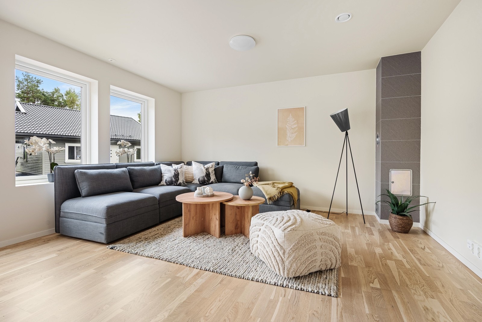 Stue med pipeløp til ildsted Galleribilde