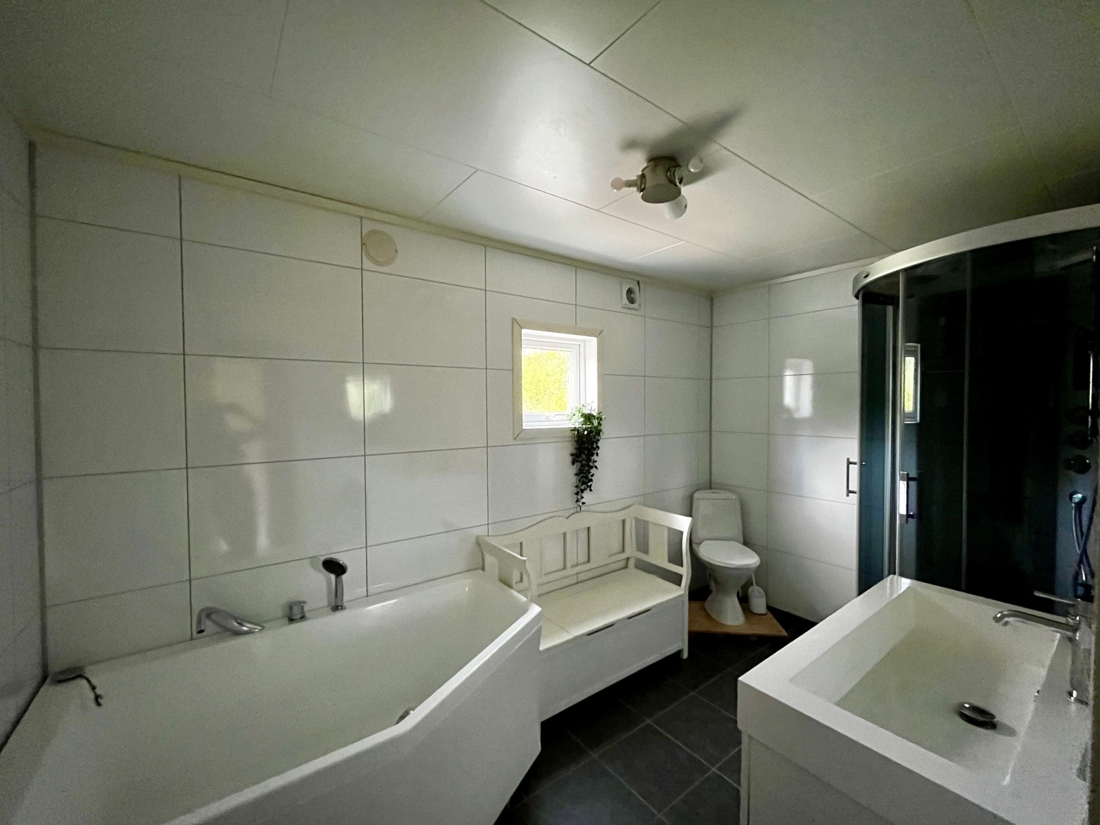 Nyoppusset bad med dusjkabinett og badekar Galleribilde