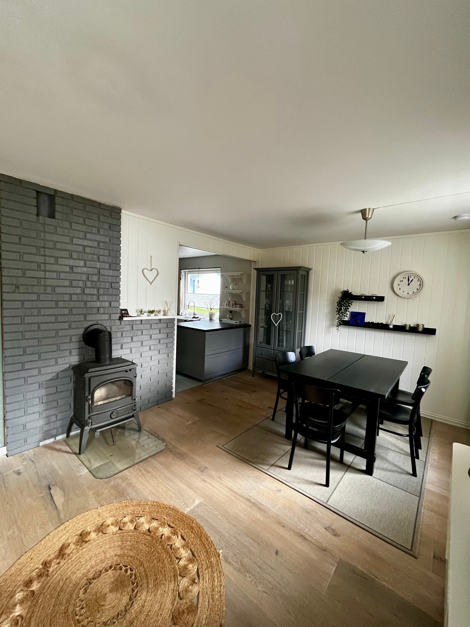 Spisebord ved kjøkkenet Galleribilde