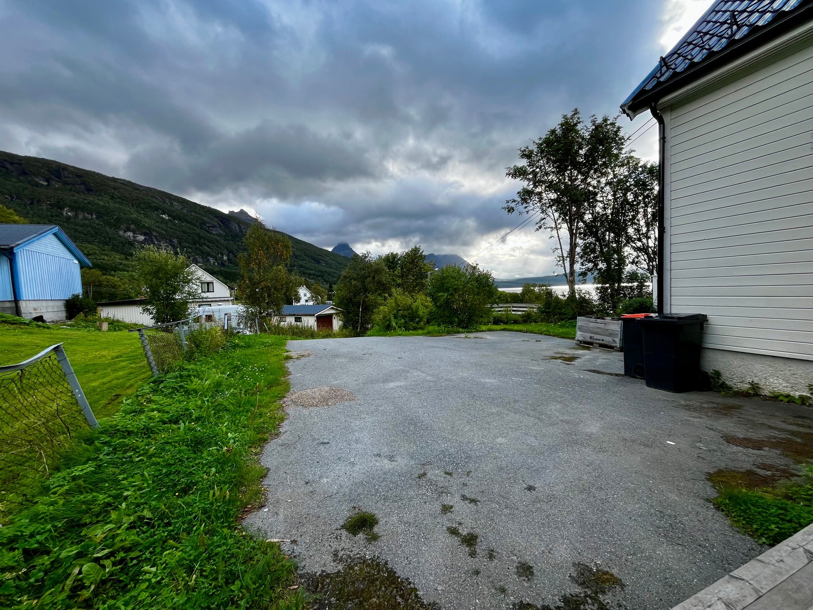 Asfaltert parkering ved huset Galleribilde