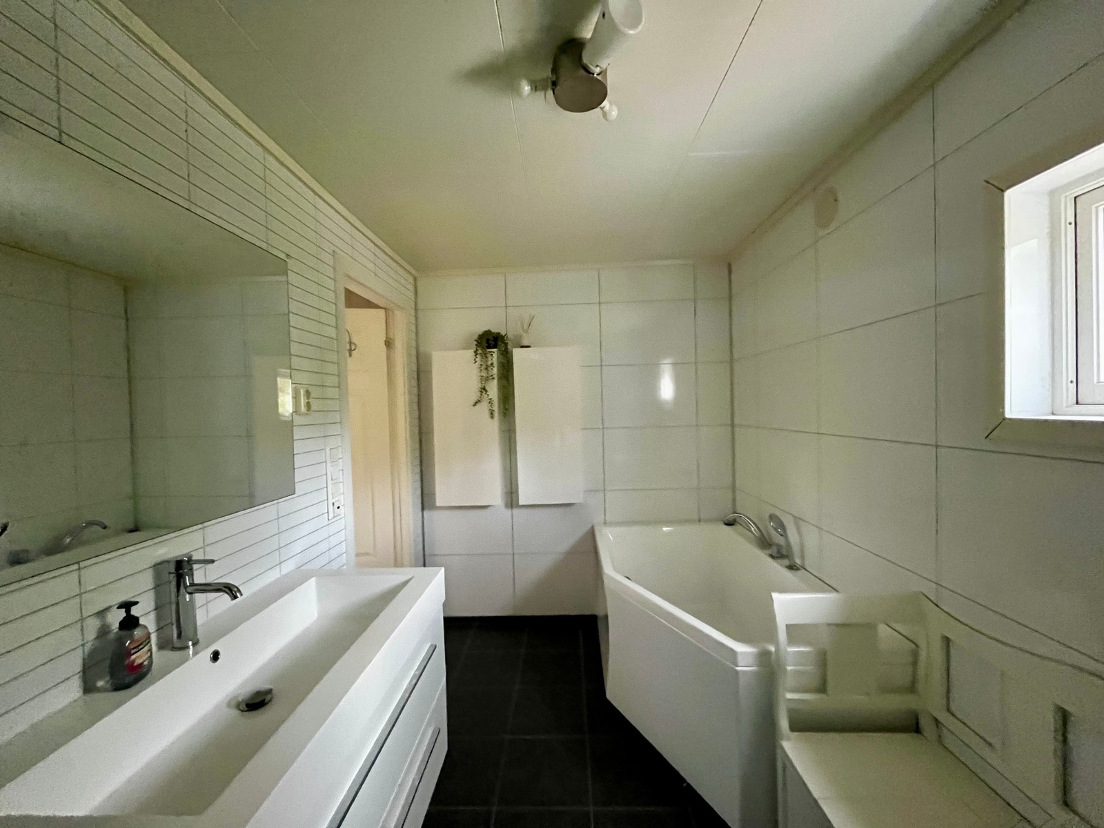 Nyoppusset bad med dusjkabinett og badekar Galleribilde