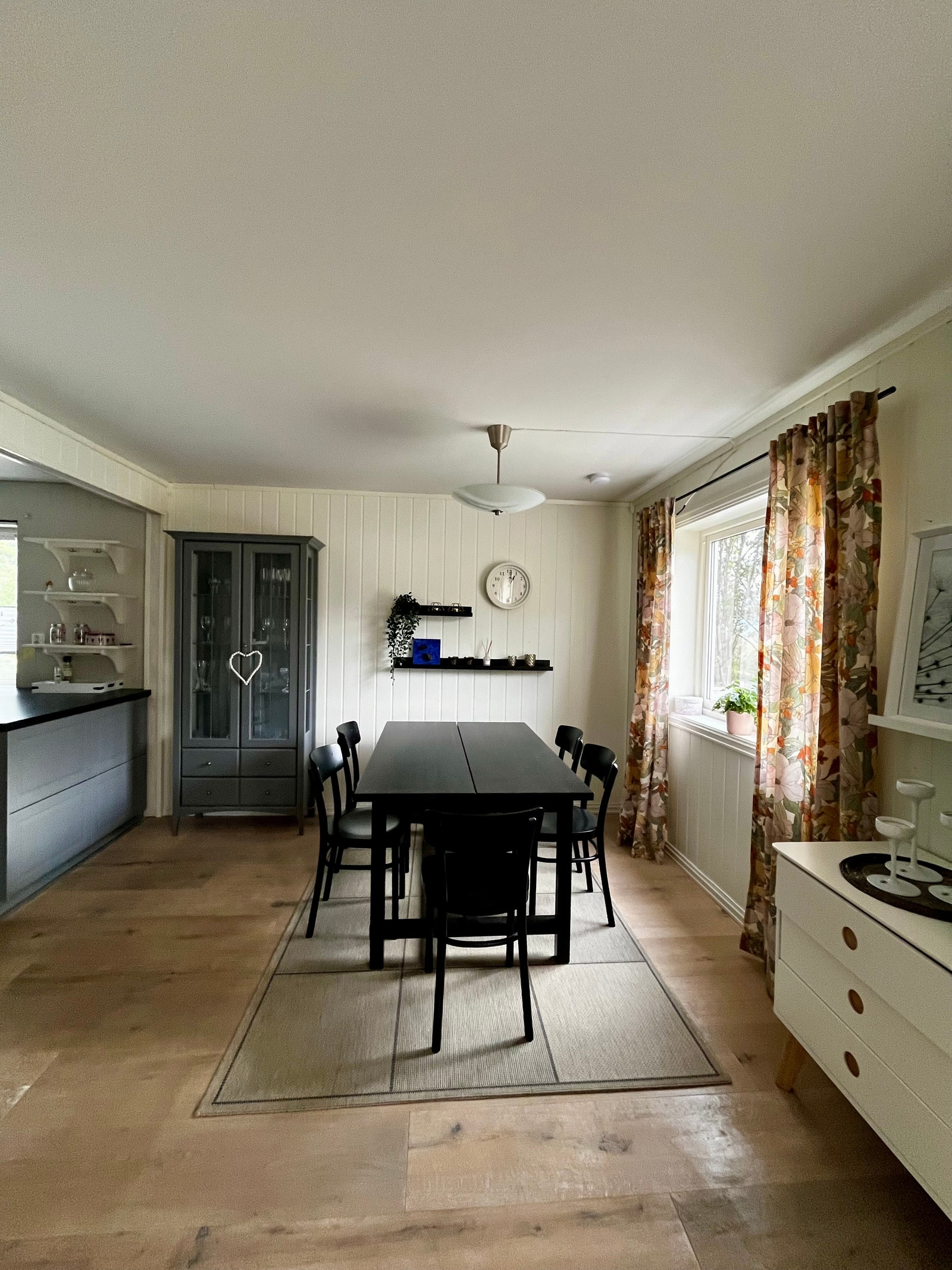 Spisebord ved kjøkkenet Galleribilde