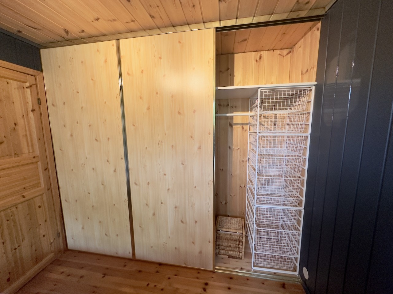 Romslig skyvedørsgarderobe på soverom. Galleribilde