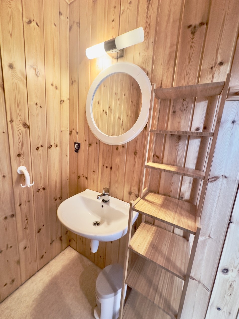 Koselig bad med dusj. Galleribilde