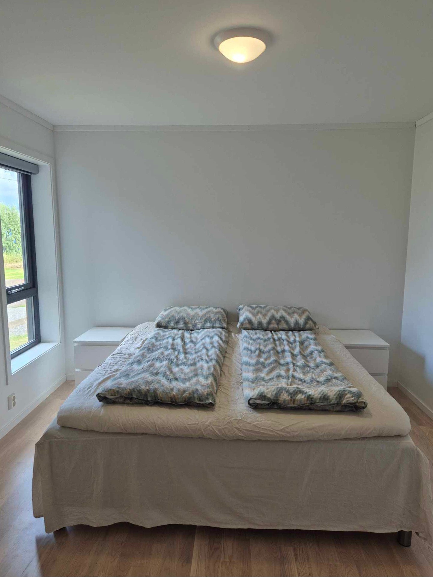 Romslig soverrom med to klesskap Galleribilde