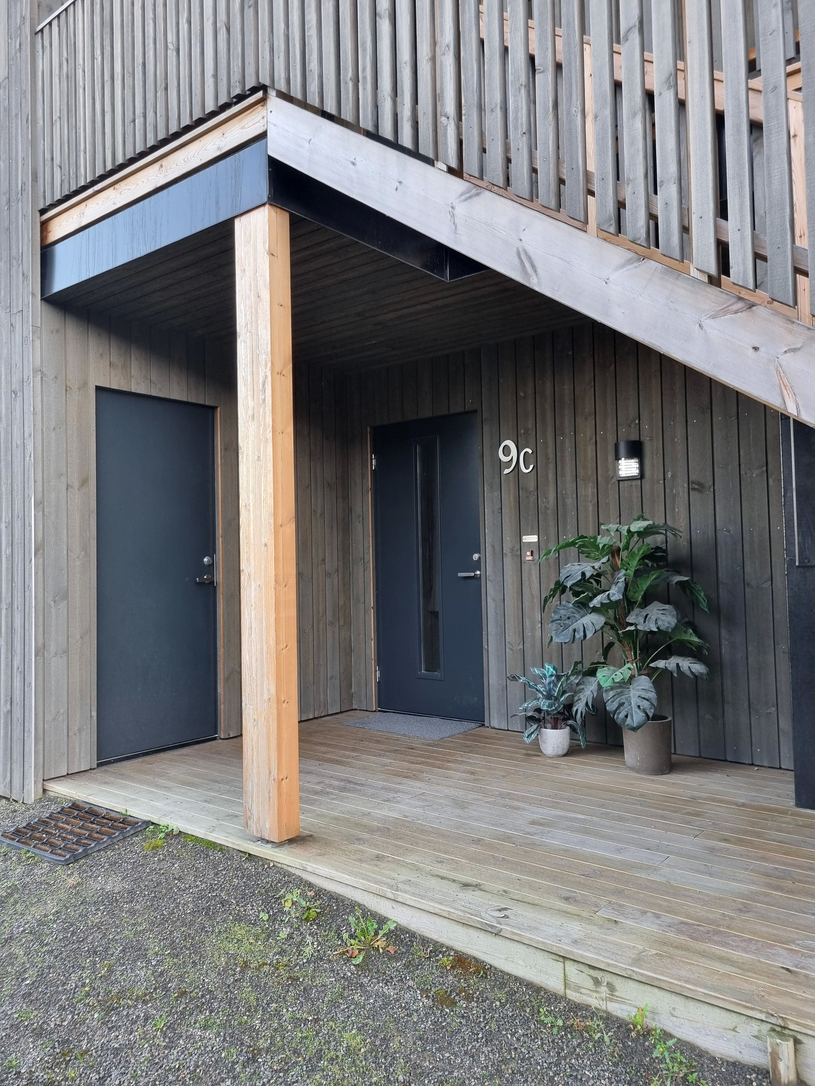 Inngangsparti med sportbod ved siden av Galleribilde