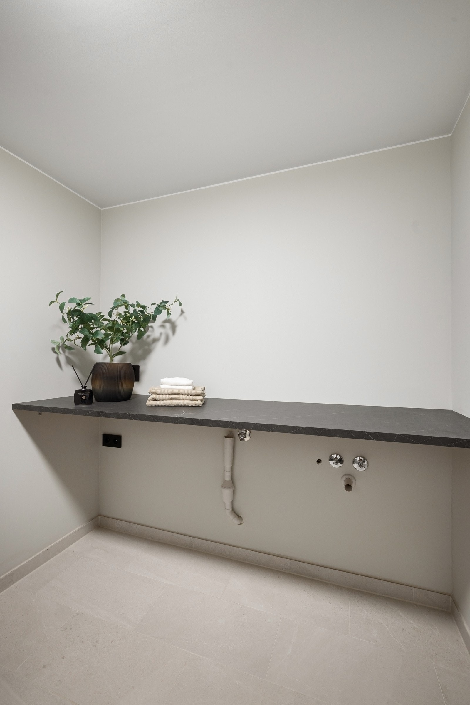 Praktisk med separat vaskerom, det er innstallert opplegg for både vaskemaskin og tørketrommel under benk. Galleribilde
