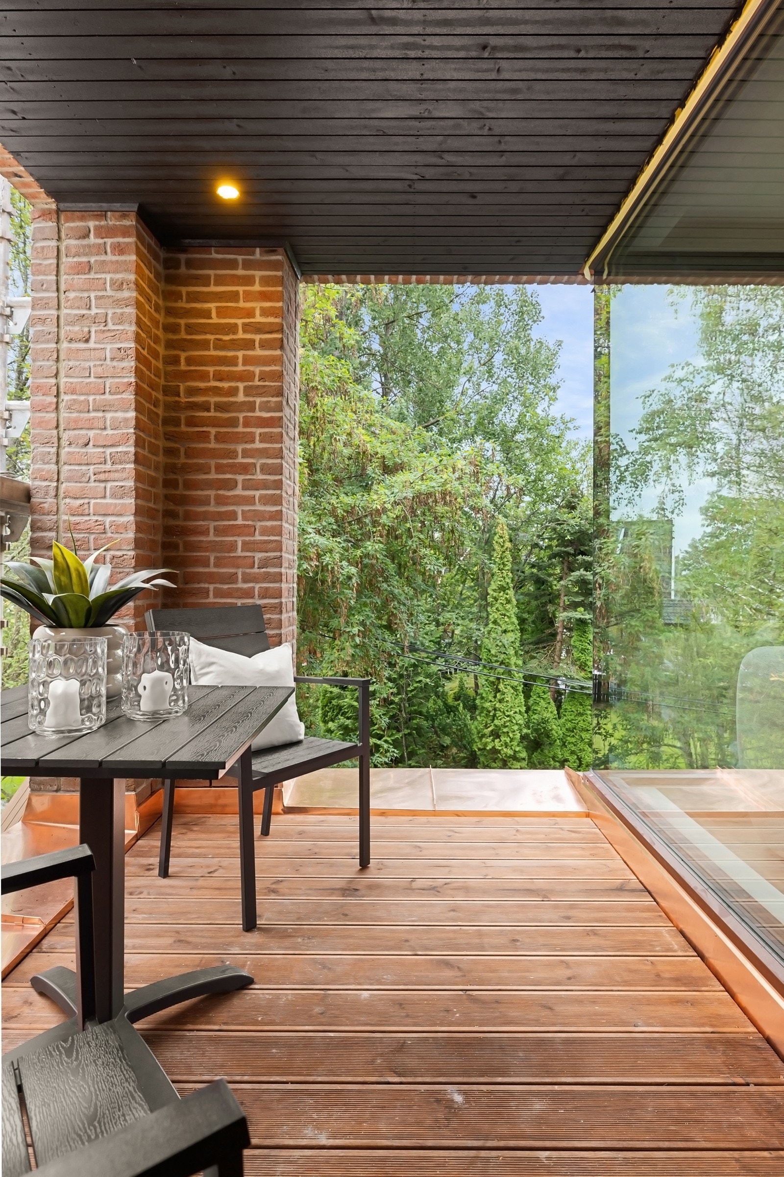 Terrasse med utgang fra kjøkkenet, hvor morgenkaffen kan nytes. Galleribilde