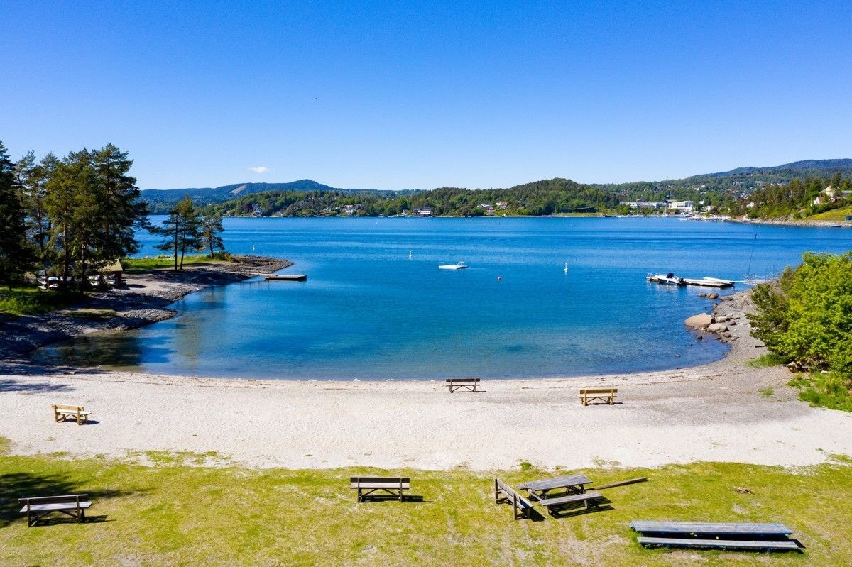 Hvamodden familie badestrand rett mot sør-vest. 3 min på sykkel fra leiligheten Galleribilde