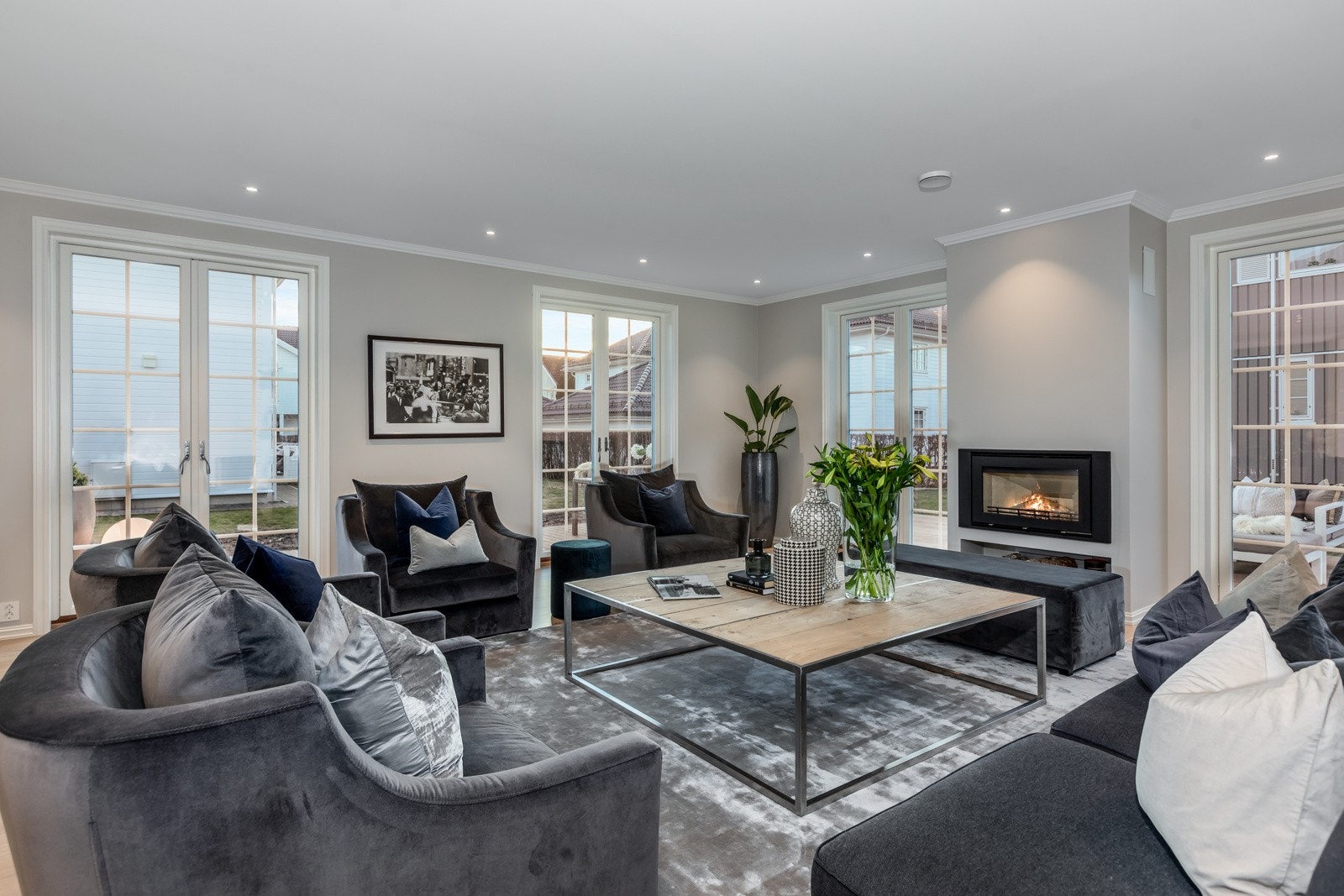 Lys hovedstue med store vindusflater og dobbel dør ut til romslig terrasse. Ildsted i stue i tillegg til varme i alle gulv (foruten bod under trapp). Bildene som benyttes i presentasjonen er fra andre hus Riis Bygg har oppført og er ment som illustrasjon. Galleribilde