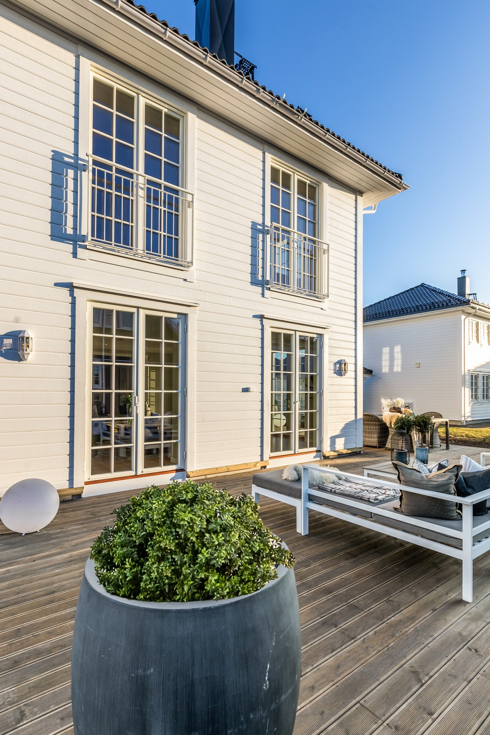 Boligen leveres med stor terrasse på ca 45 kvm som vil få svært gode solforhold. Bildene som benyttes i presentasjonen er fra andre hus Riis Bygg har oppført og er ment som illustrasjon. Det kan være avvik mot leveransen. Galleribilde