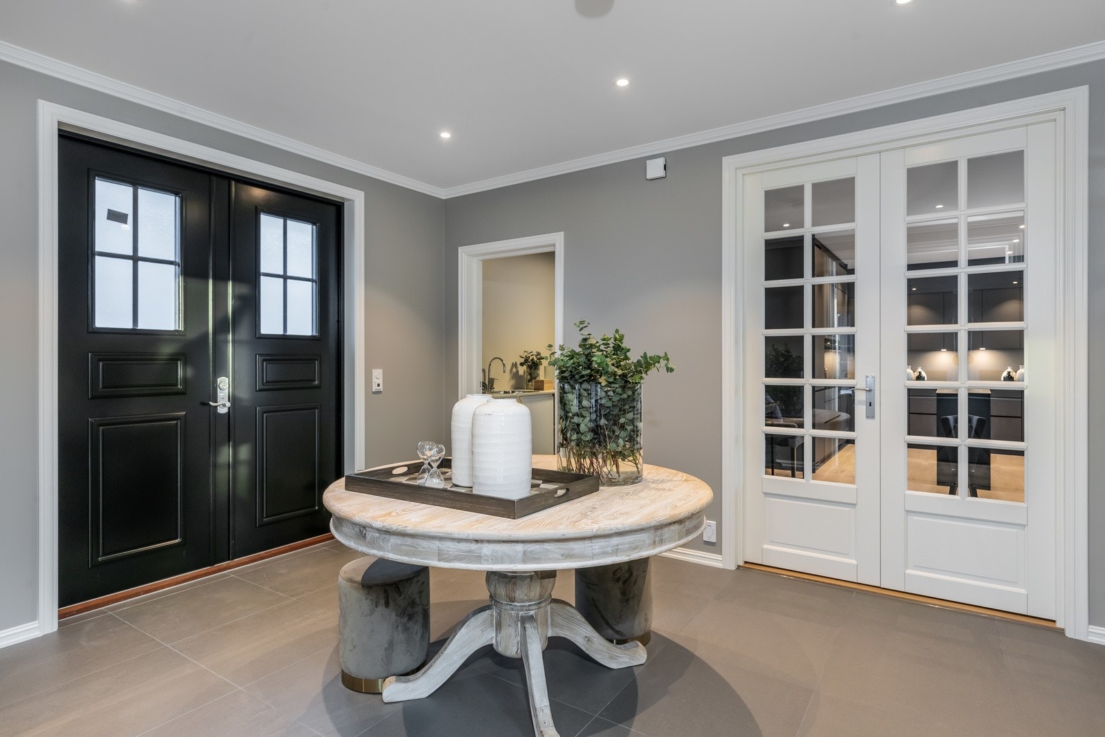 Romslig hall med plass for skyvedørsgarderobe. Bildene som benyttes i presentasjonen er fra andre hus Riis Bygg har oppført og er ment som illustrasjon. Det kan være avvik mot leveransen. Galleribilde