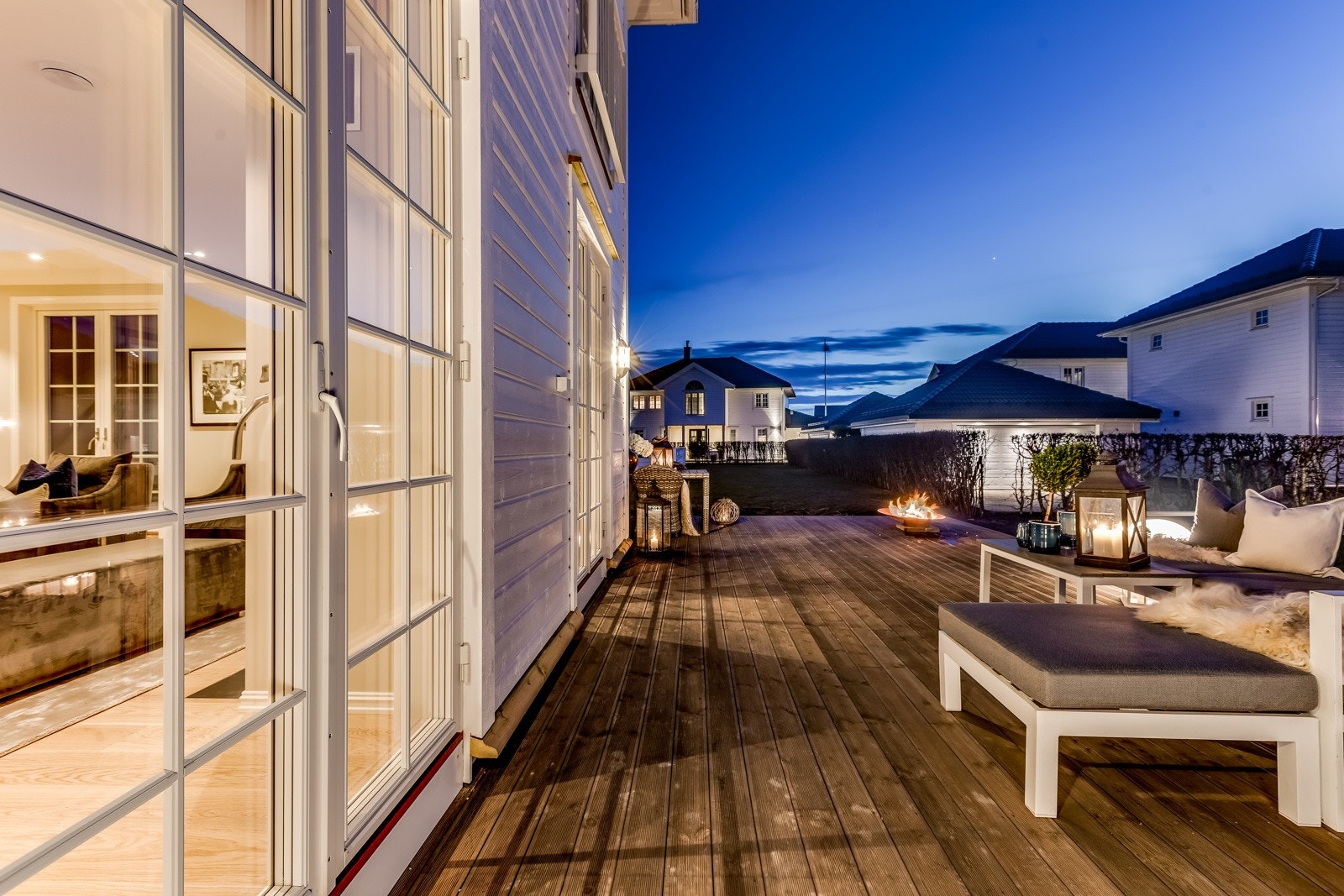 Boligen leveres med stor terrasse på ca 45 kvm som vil få svært gode solforhold. Bildene som benyttes i presentasjonen er fra andre hus Riis Bygg har oppført og er ment som illustrasjon. Det kan være avvik mot leveransen. Galleribilde